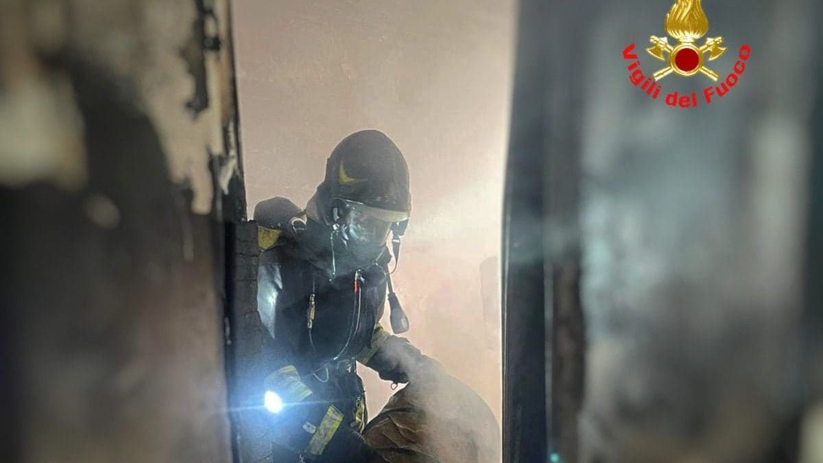 L’intervento dei vigili del fuoco a Calolziocorte con i respiratori