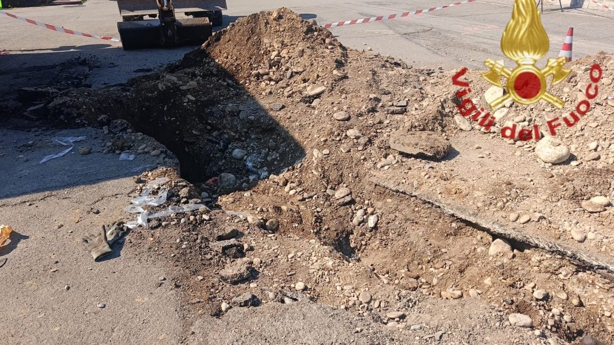 Lo scavo a Romano di Lombardia (foto da vigili del fuoco)