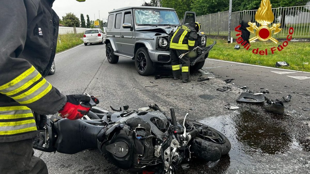 La moto e il Suv coinvolti nell’incidente (foto da vigili del fuoco)