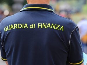 Ruba 1700 marche da bollo da 16 euro: dipendente del comune di Como nei guai per peculato, bottino da 28mila euro