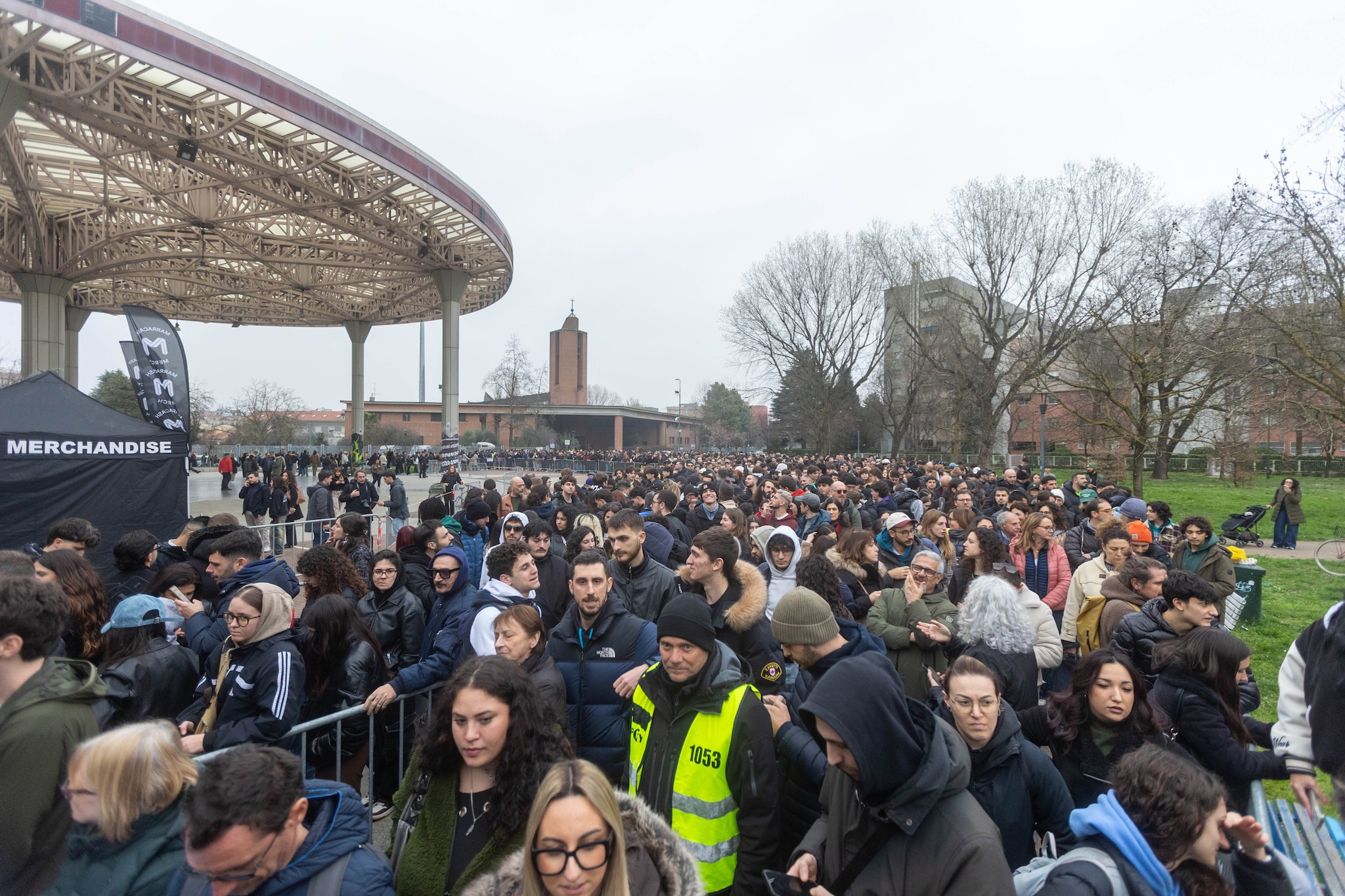 La coda per acquistare i biglietti per il Marra Block Party (LaPresse)