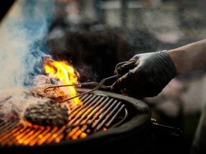 Incidente durante la grigliata di Pasquetta: 16enne ustionato al volto dopo una fiammata a Milano