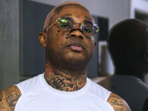 Il trapper Bello Figo a processo per violenza sessuale: avrebbe palpeggiato una 15enne nel camerino di un locale