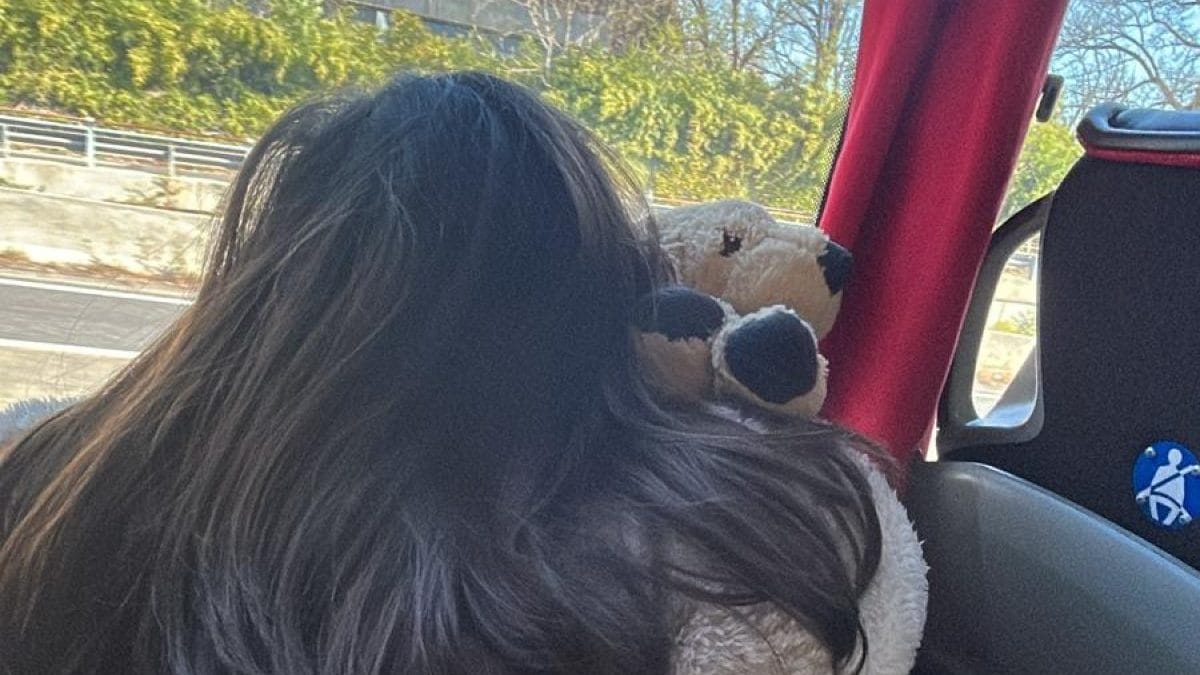 La figlia di Sara sul pullman di ritorno verso casa