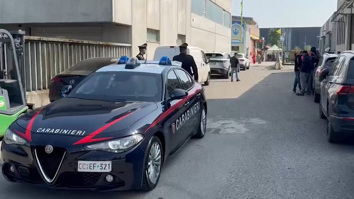 I carabinieri all’esterno del tempio sikh di Covo (frame da video Ansa)