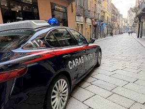 Colpisce la madre con calci e pugni e la ferisce con un oggetto, arrestato 55enne: donna in fin di vita