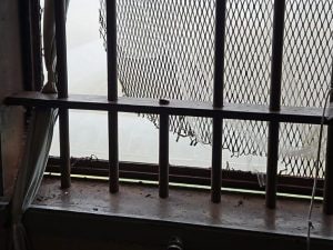 “Arrivano di notte incappucciati e ci picchiano”: i detenuti di Opera denunciano spedizioni punitive di agenti