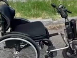 Rubano la carrozzina a un’insegnante con disabilità a Milano, la polizia la ritrova e denuncia un 31enne