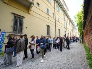 Il caso dei gadget del Fuorisalone raccolti con ore di coda e rivenduti su Vinted: lecca-lecca a 15 euro