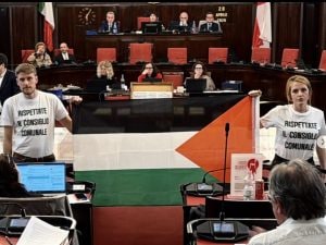 Gemellaggio Milano-Tel Aviv, è caos in consiglio comunale: “Sala dà risposte da giunta di centrodestra”