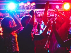 Calciatori, imprenditori ed escort: gli affari delle agenzie di PR che governano le notti di lusso a Milano