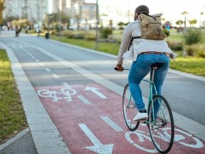 Cade dalla bici e batte la testa davanti al figlio piccolo: gravissimo 57enne dopo un incidente a Lomello