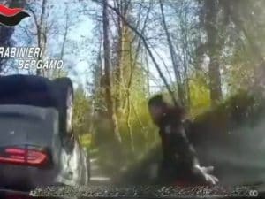 Scappa a 140 km/h dai carabinieri e poi si ribalta con l’auto, 39enne arrestato: il video dell’inseguimento