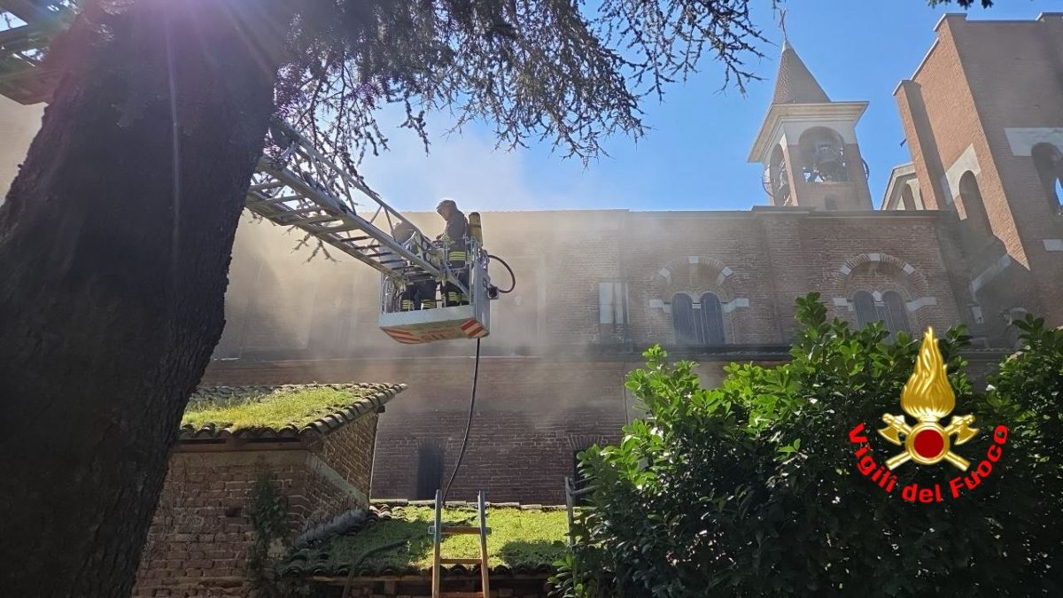 I vigili del fuoco intenti a sedare le fiamme nel Santuario della Beata Vergine Mater Amabilis a Ossago Lodigiano