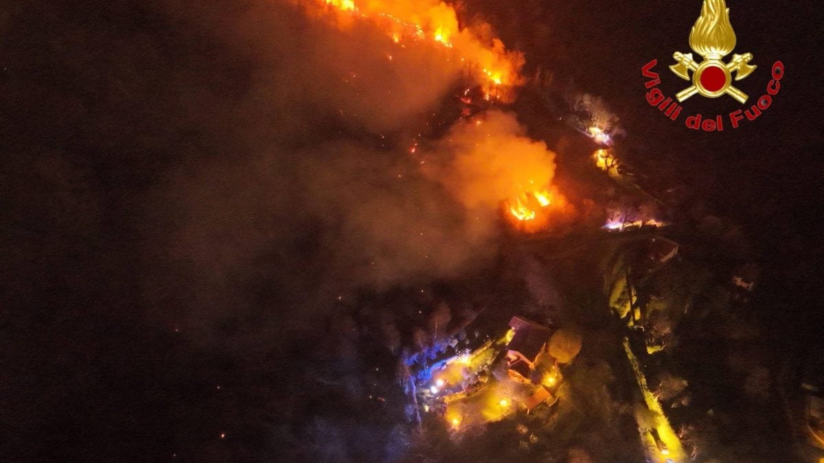L’incendio scoppiato il 4 aprile a Laveno–Mombello