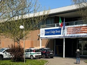 Amianto in un liceo di Broni, l’alunna che ha dato l’allarme: “Papà, qui stanno trapanando, chiama qualcuno”