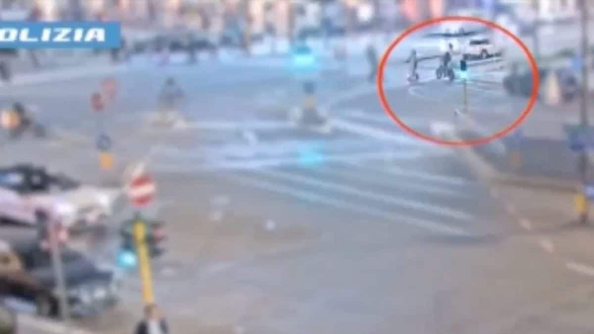 Un frame delle immagini delle telecamere che hanno ripreso l’accoltellamento del rider in zona Porta Venezia a Milano