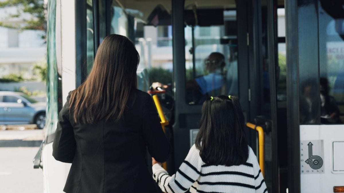 Mamma e figlia che salgono sul pullman – (Immagine di repertorio)