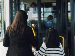 Viaggia 17 ore con la figlia per tornare a casa per Pasqua: “1000 euro per spostarsi, pullman unica soluzione”