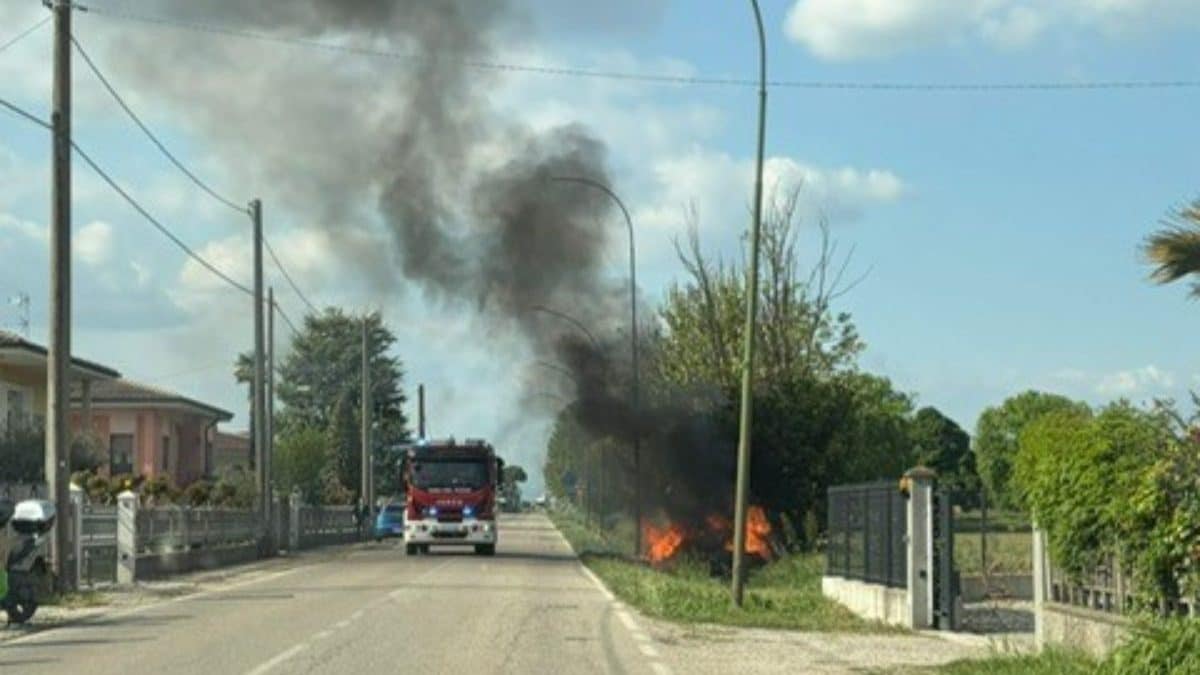 L’auto a fuoco a Medole (foto da carabinieri di Mantova)