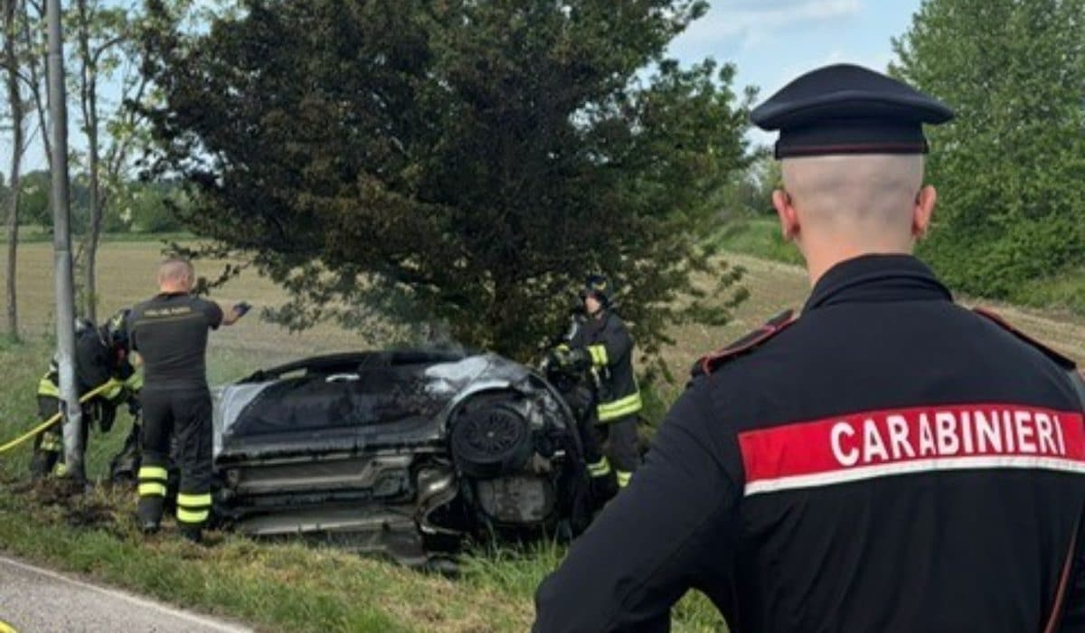 L’auto ribaltata fuori strada a Medole (foto da carabinieri)