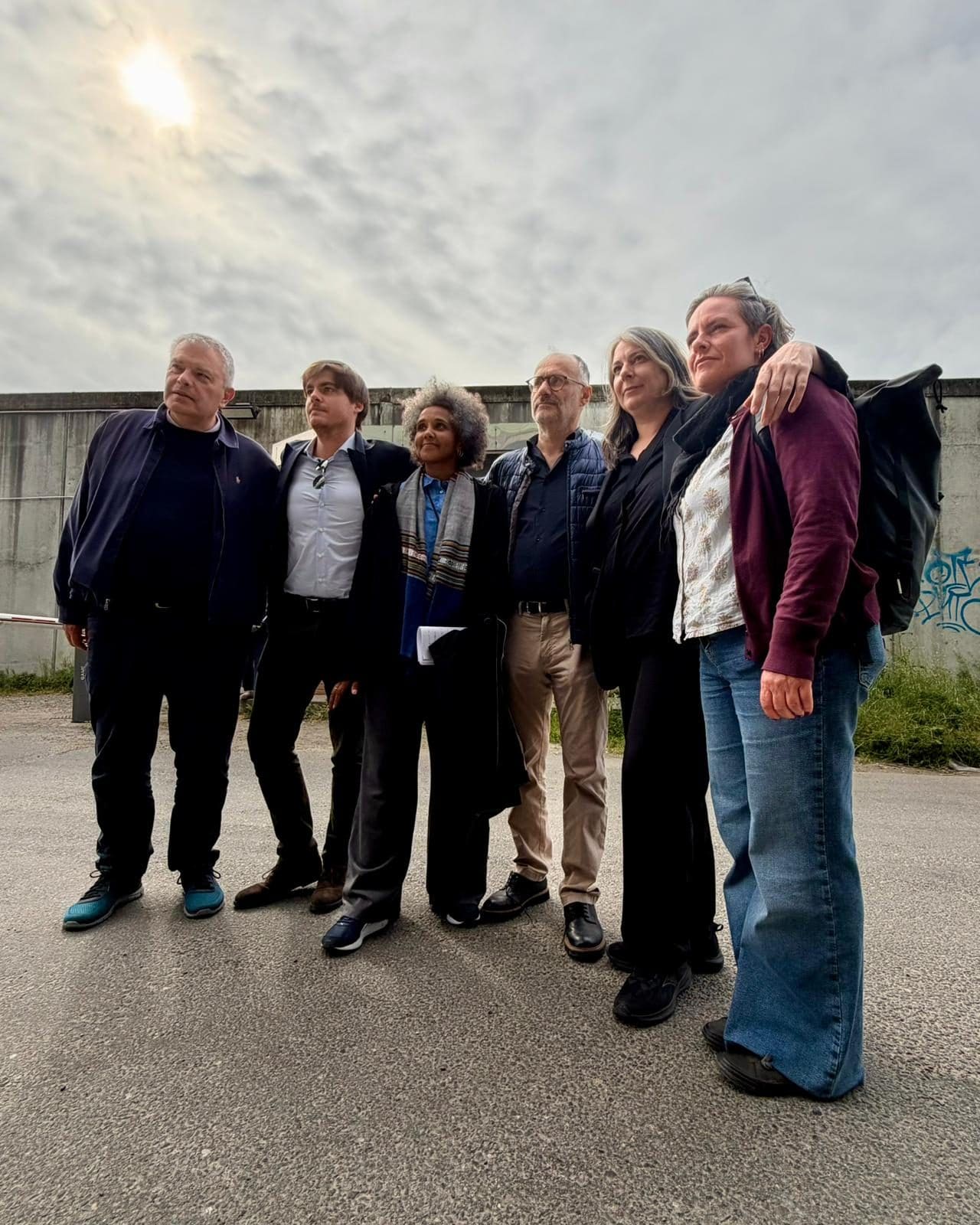 Le persone che hanno preso parte all’ispezione nel Cpr di Milano, da sinistra a destra: i consiglieri regionali Onorio Rosati e Paolo Romano, la consigliera del Municipio 3 Rahel Sereke, il consigliere Luca Paladini e l’europarlamentare Cecilia Strada