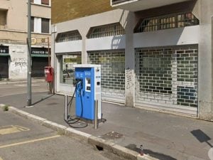 Tentata rapina in posta a Milano, in due entrano armati e a volto coperto poi fuggono a mani vuote: ricercati