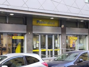 Armato di taglierino, un uomo rapina le poste di via Rubens a Milano e scappa: due feriti