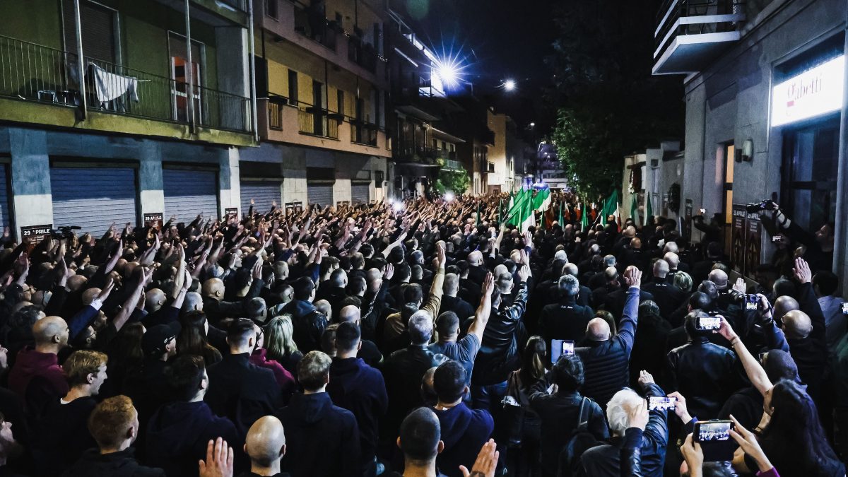 Saluti romani al corteo per Sergio Ramelli a Milano (foto da Getty)
