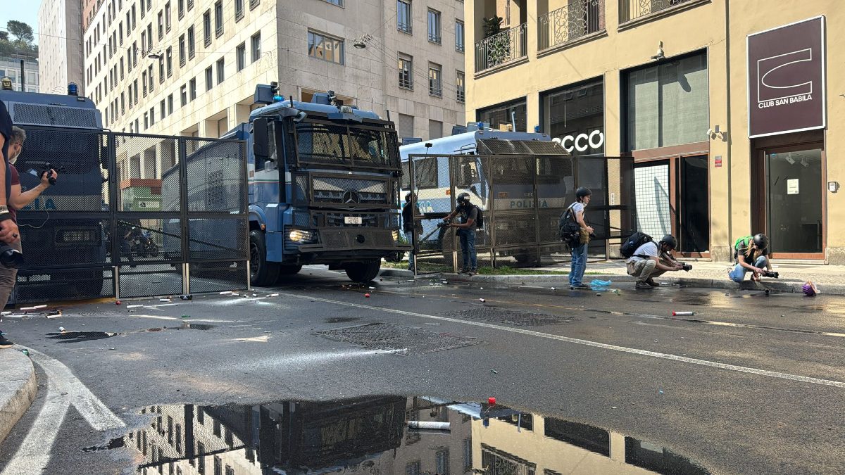 Tensioni tra polizia e manifestanti in via Borgogna a Milano – Credits: Beatrice Barra, Fanpage.it