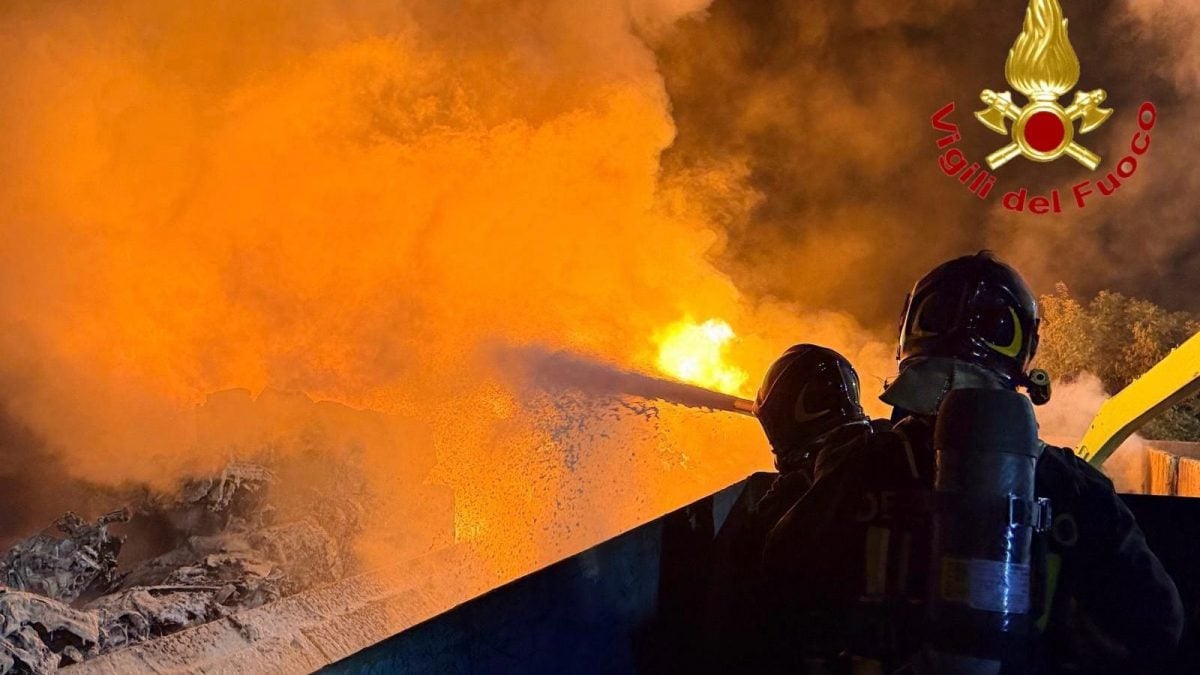 Incendio a Bollate nella ditta Riam di smaltimento rifiuti (foto: vigili del fuoco)