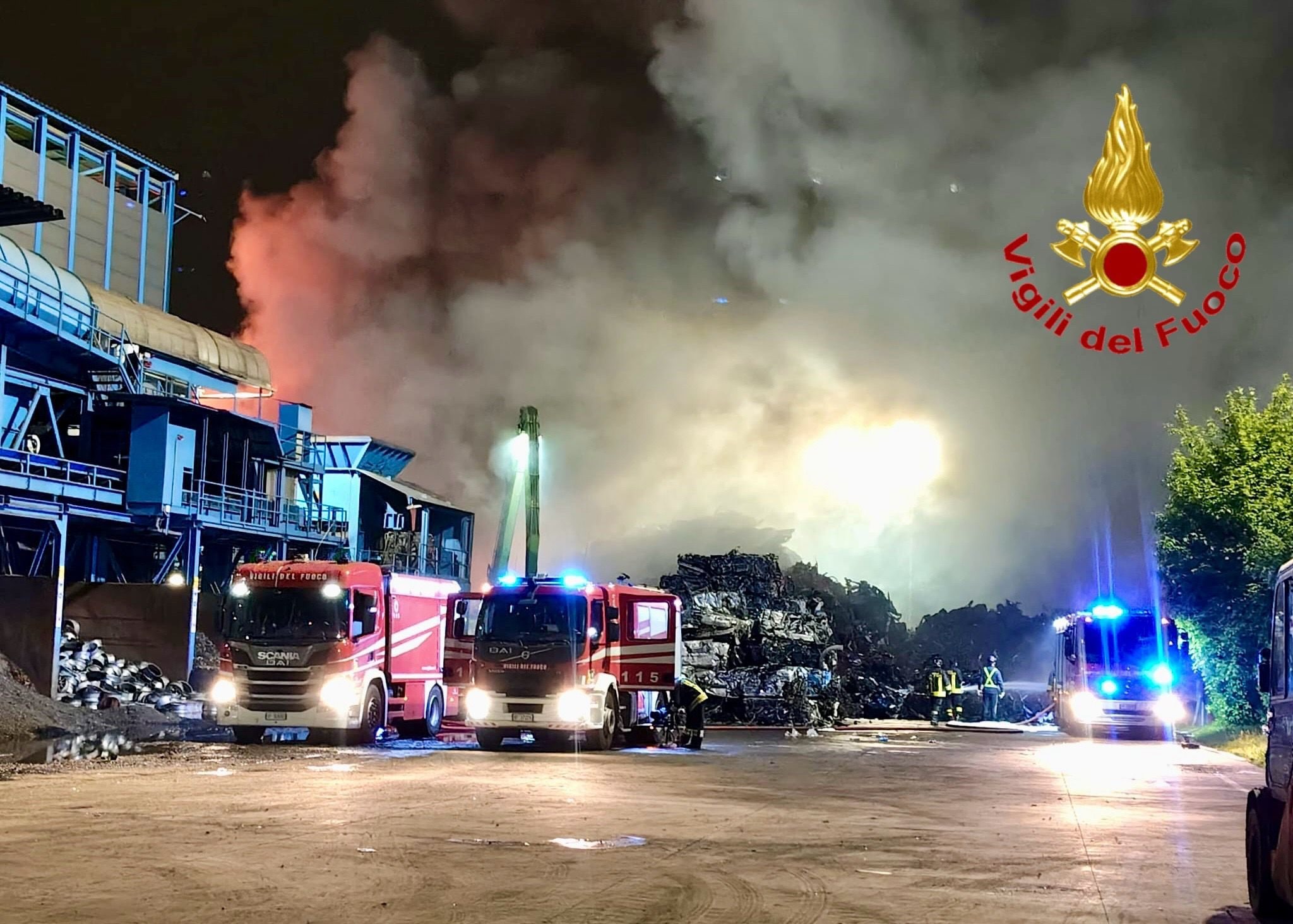 Incendio a Bollate nella ditta Riam di smaltimento rifiuti (foto: vigili del fuoco)