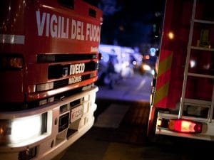 Divampa un incendio in un appartamento a Milano, le fiamme partite dalla camera da letto: anziana gravissima