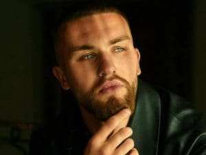 Danneggia le auto in sosta a Rho e minaccia i poliziotti: arrestato Artem Tkachuk, “Pino o’ pazzo” di Mare Fuori