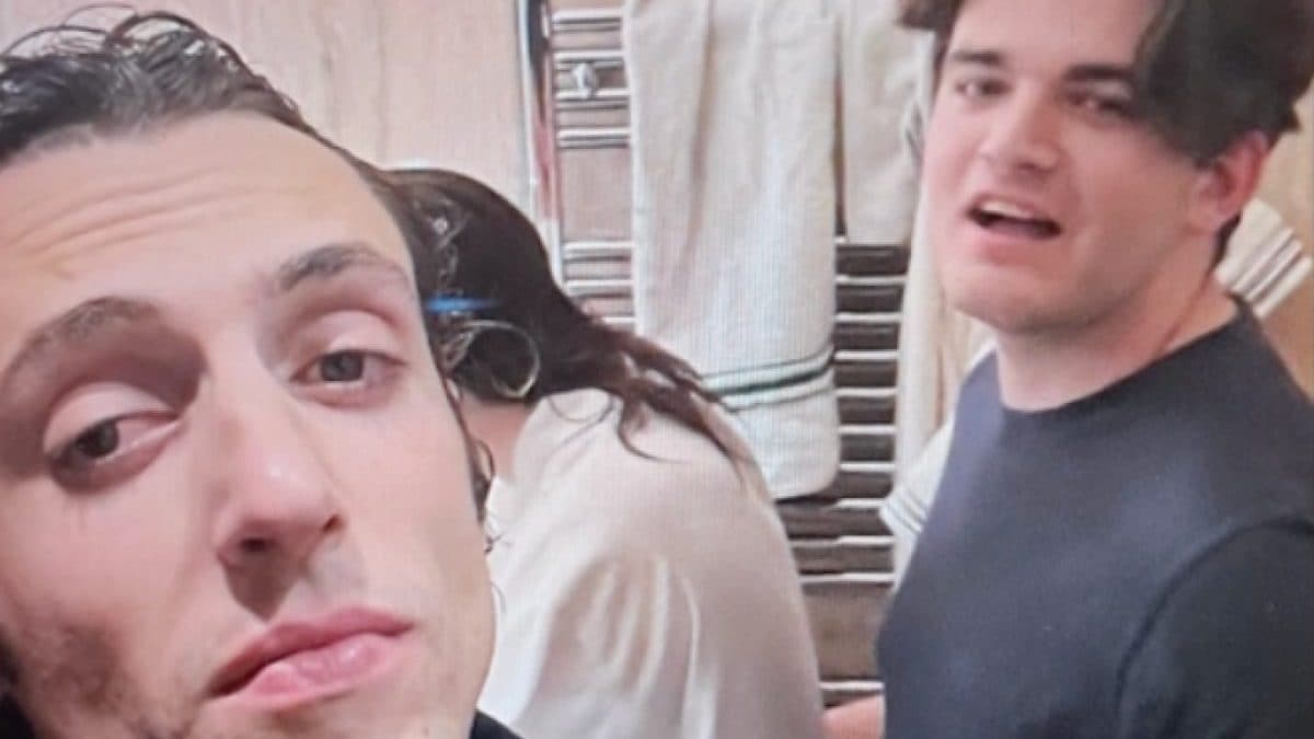 Il selfie scattato nel bagno della casa della famiglia La Russa. A sinistra il dj Tommaso Gilardoni, a destra Leonardo Apache La Russa – Fonte: Report
