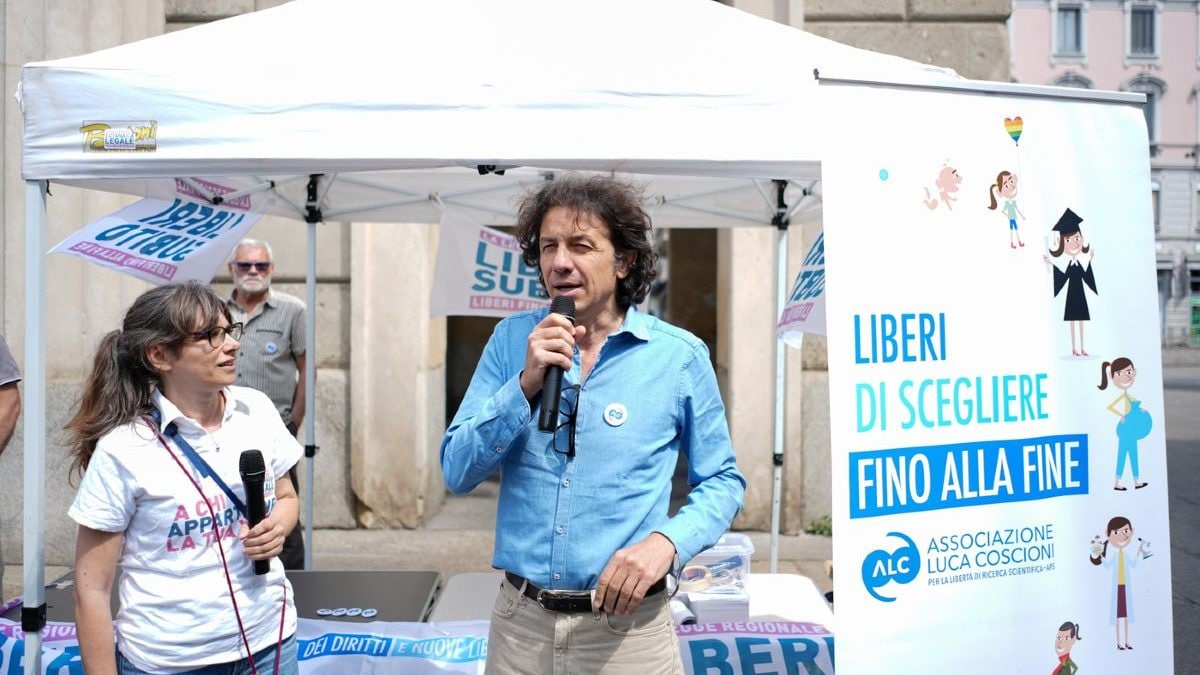 Raccolta firme per la legge regionale in Lombardia sul suicidio assistito a Milano – Photo: Claudio Furlan/LaPresse