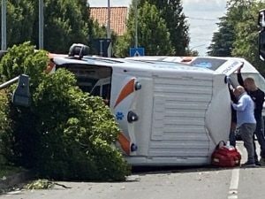 Ambulanza si ribalta dopo che un’auto le ha tagliato la strada a Desio: cinque feriti