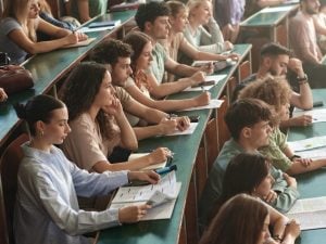 Frasi e atteggiamenti a sfondo sessuale all’università di Brescia: il prof si autosospende