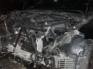 Bmw saccheggiata nel parcheggio di Orio al Serio: “Rubati cofano, fari, paraurti, radiatore e parti del motore”