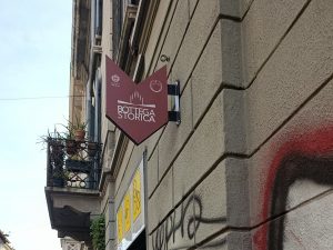 I negozi storici di Milano che resistono all’invasione alimentare di Paolo Sarpi: “Non ci arrendiamo”