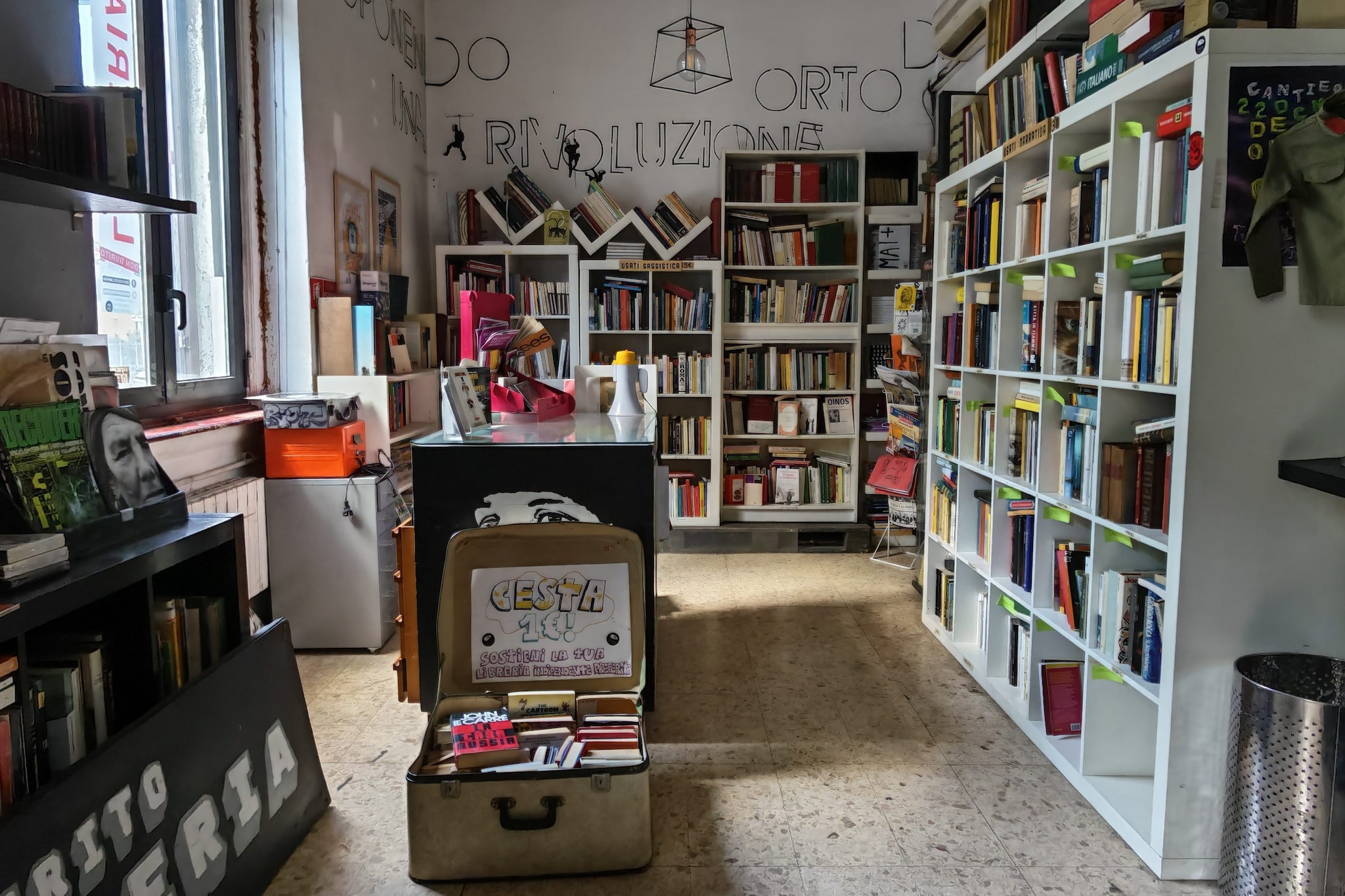 La libreria ’Don Durito’ del Cantiere (foto di Enrico Spaccini – Fanpage.it)