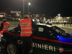 Ferisce la moglie al volto con un coltello da cucina durante un litigio a Brescia: arrestato 46enne