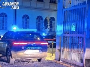 Prende a pugni la compagna e prova ad accoltellarla, ma viene bloccato dal figlio nel Pavese: 54enne arrestato