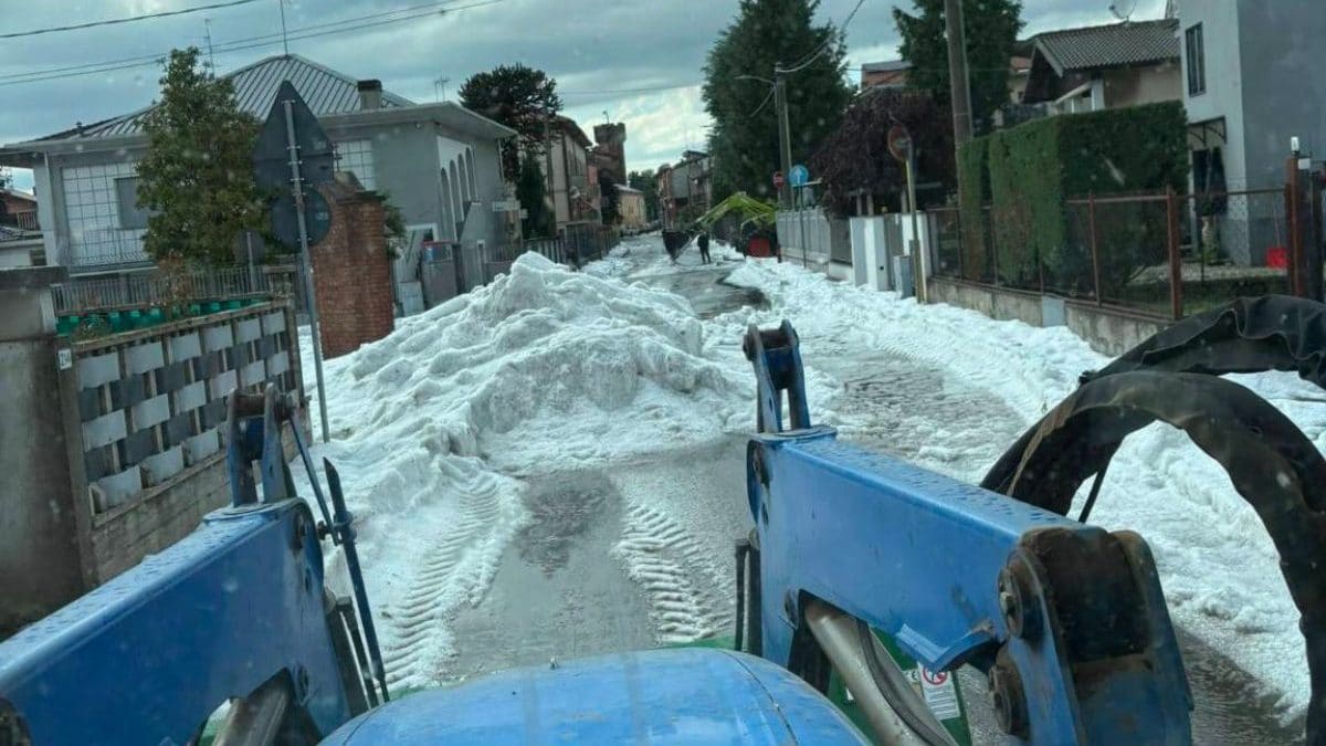 La grandine che si è accumulata a Cislago il 6 maggio (foto da Facebook)