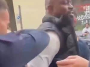 Fermato a Milano per resistenza: “Ho detto ‘ce l’avete con i neri’ e mi hanno ammanettato davanti ai miei figli”