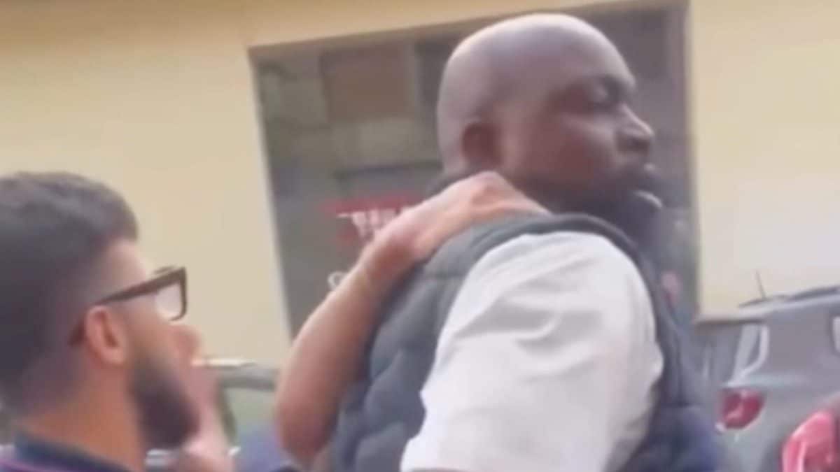 Diala Kante ammanettato dalla polizia davanti al ristorante Baobab di Milano