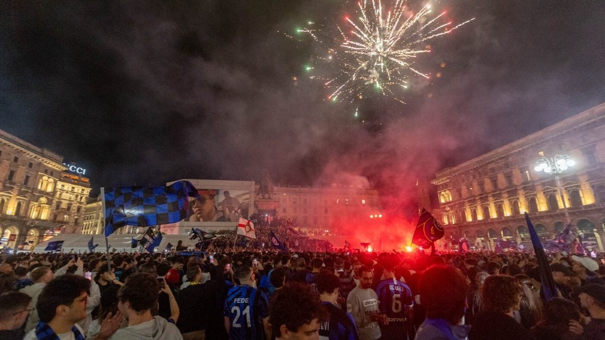 Festeggiamenti dei tifosi dell’Inter in Piazza del Duomo per la vittoria dello scudetto (foto Stefano Porta / LaPresse)