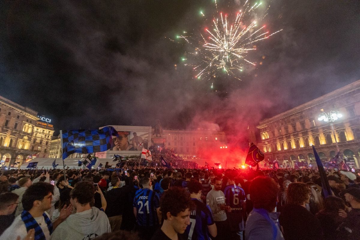 Festa scudetto Inter a Milano, i tifosi in piazza Duomo: "Siamo campioni d'Italia, milanisti state a casa"