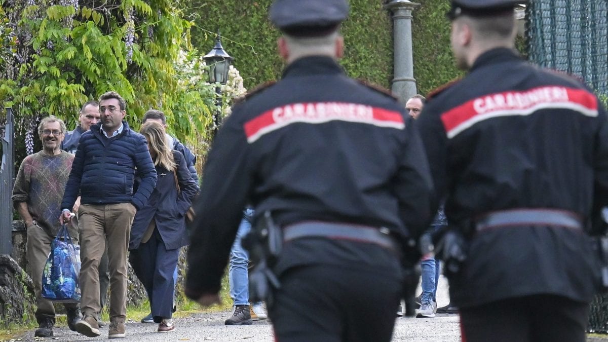 Francesco Dolci e i carabinieri durante le perquisizioni a Sant’Omobono Terme (foto da LaPresse)