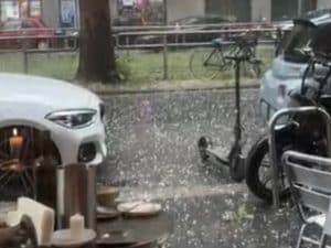 Forte grandinata su Milano, strade ricoperte di ghiaccio: il video
